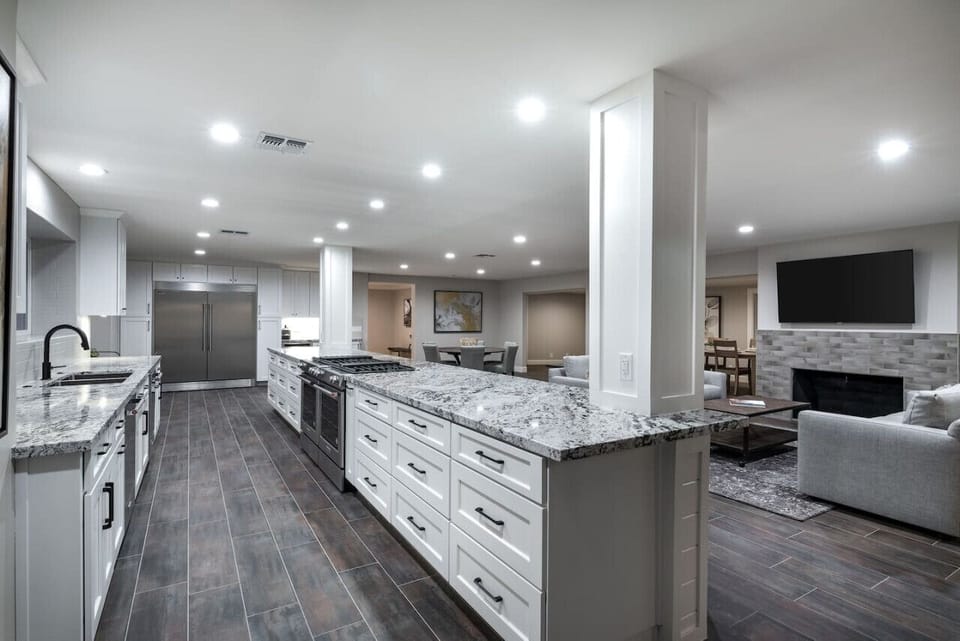[Kitchen] Fully equipped kitchen with double ovens and gas burners