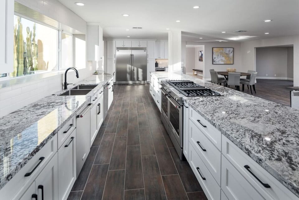 [Kitchen] Fully equipped kitchen with double ovens and gas burners