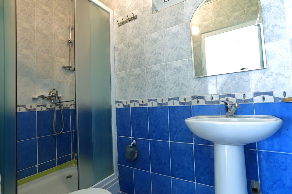 Cottage, 2 Bedrooms, Mountain View | Bathroom | Shower, towels