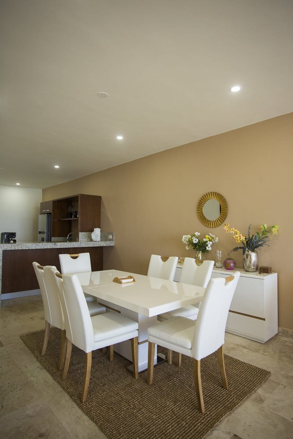 Dinning table ( seats 6 )
