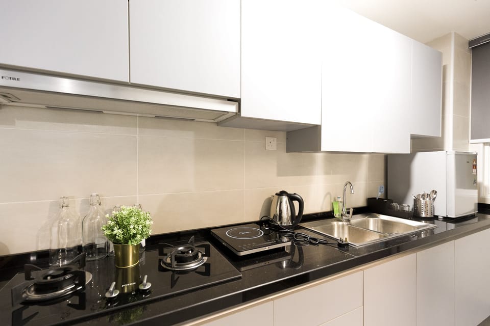 Apartment, Multiple Beds, Non Smoking | Private kitchenette | Full-size fridge, electric kettle