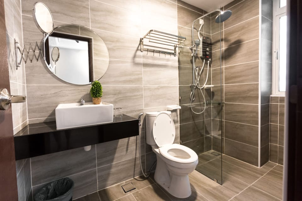 Apartment, Multiple Beds, Non Smoking | Bathroom | Shower, free toiletries, hair dryer, towels