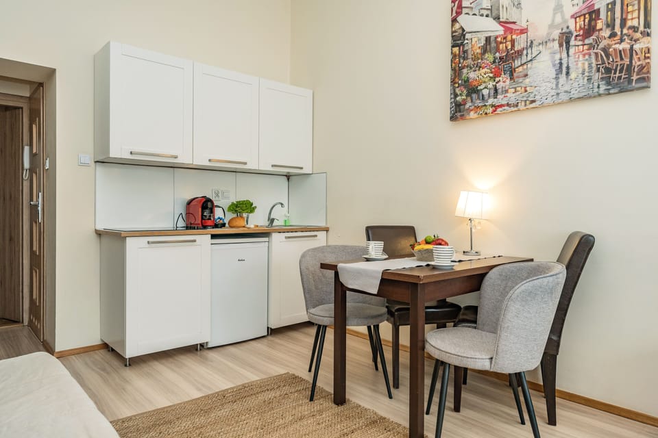 Comfort Apartment, Courtyard View | In-room dining