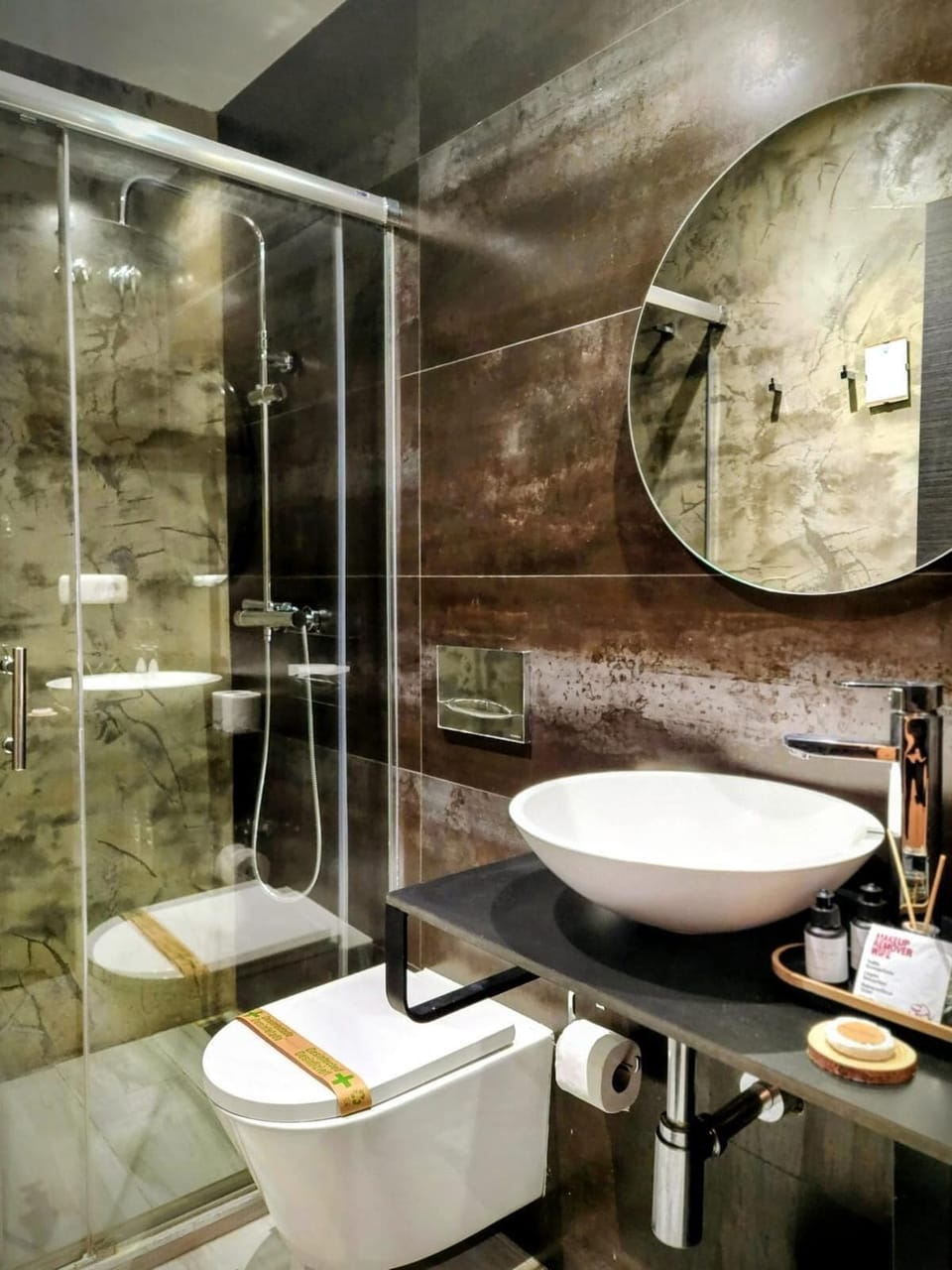 Standard Room | Bathroom | Shower, designer toiletries, hair dryer, towels