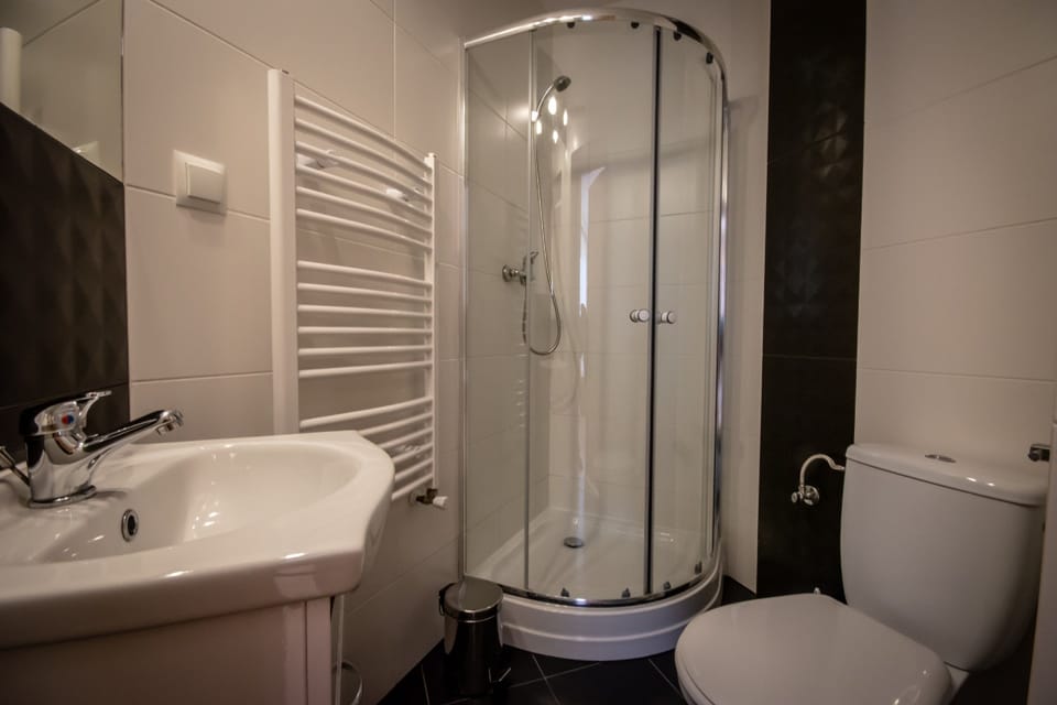 Room, Multiple Beds, Non Smoking | Bathroom | Shower, towels