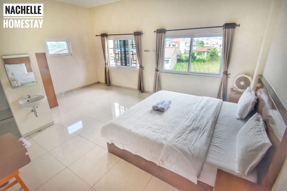 Superior Room, 1 King Bed, Private Bathroom, Mountain View | Rollaway beds (surcharge), bed sheets
