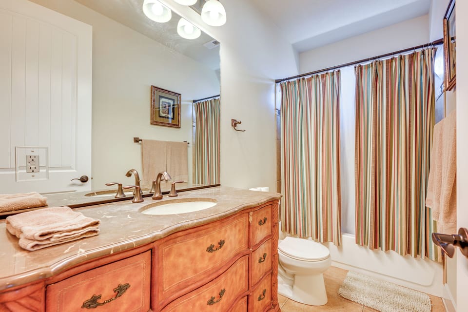 Full Bathroom | Complimentary Toiletries