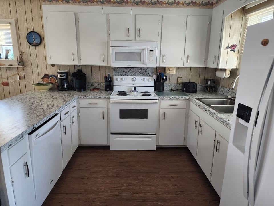 Fully stocked kitchen. If you want to check on specific item, email owner.