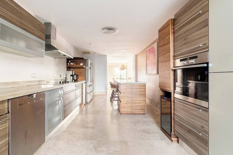 Large Kitchen, fully set up. 