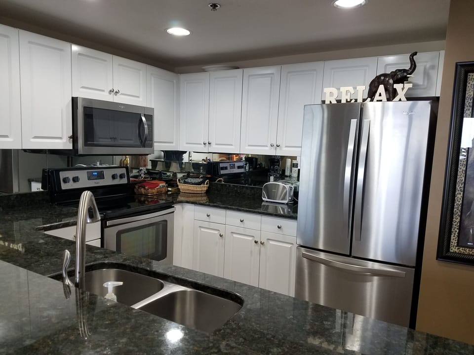 Stylish, fully stocked Kitchen with all new appliances. 