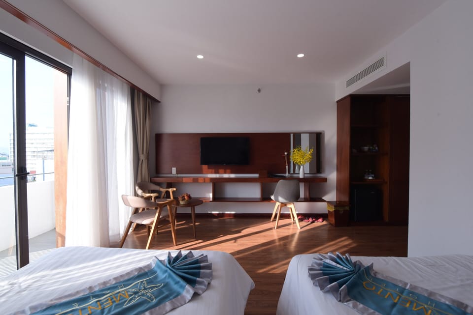 Deluxe Twin Room | Minibar, in-room safe, desk, blackout drapes