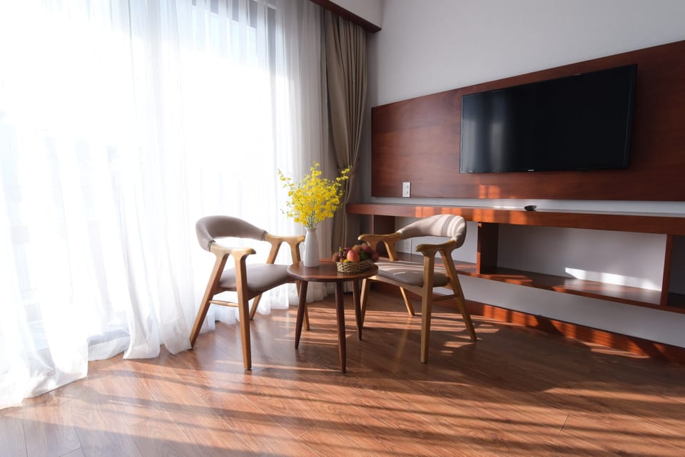 Deluxe Double Room | Minibar, in-room safe, desk, blackout drapes