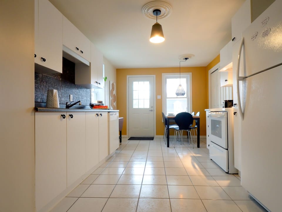 Large well equipped functional kitchen Grande cuisine fonctionnelle bien équipée