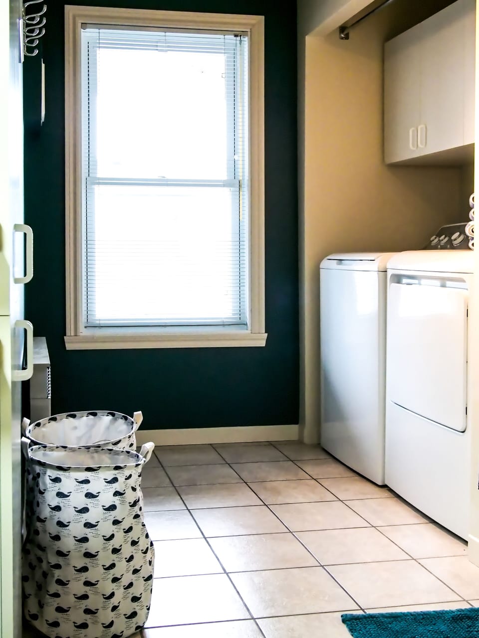 Full bathroom with private laundry/Salle de bain complète avec buanderie privée