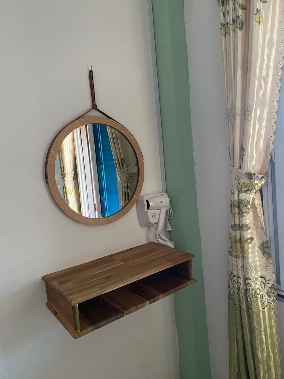Economy Double Room, 1 Double Bed, Non Smoking | Living area | Flat-screen TV