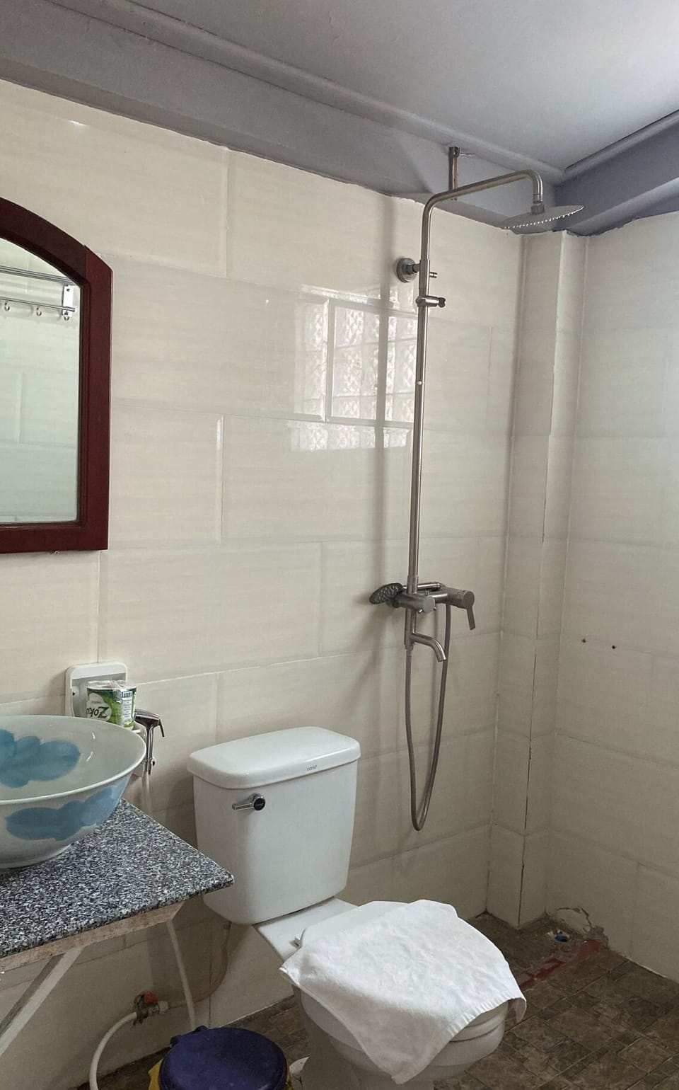 Shower, free toiletries, hair dryer, slippers