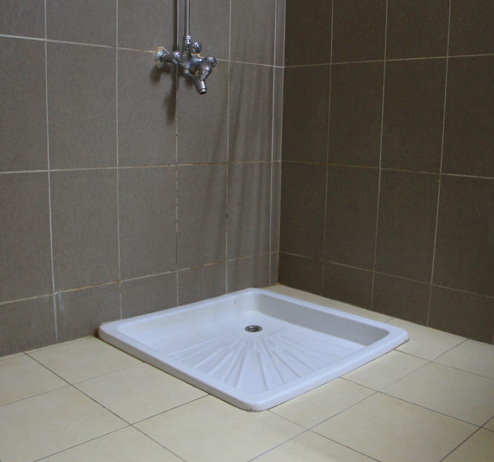 Standard Double Room, Non Smoking | Bathroom | Shower, rainfall showerhead, free toiletries, slippers