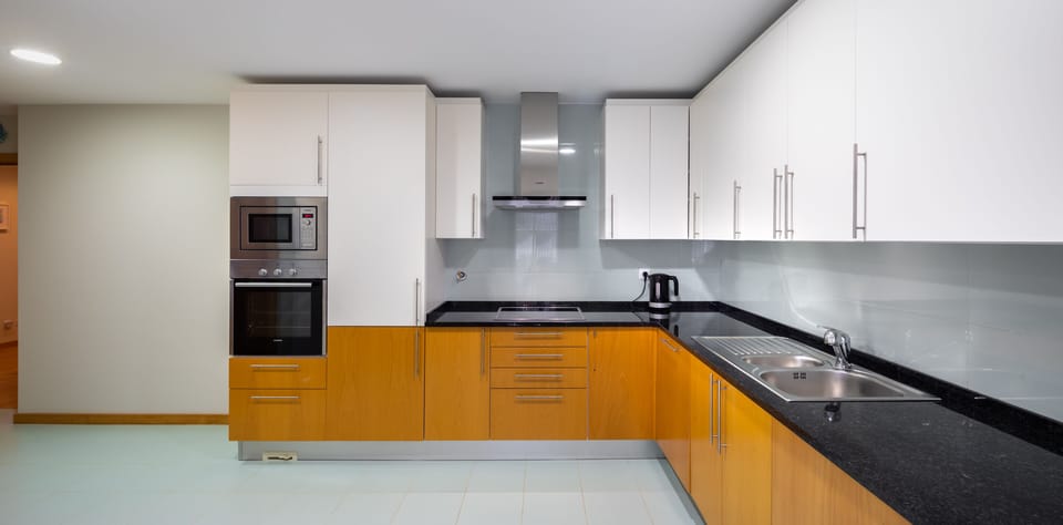 Plenty of cupboard space and work surfaces.