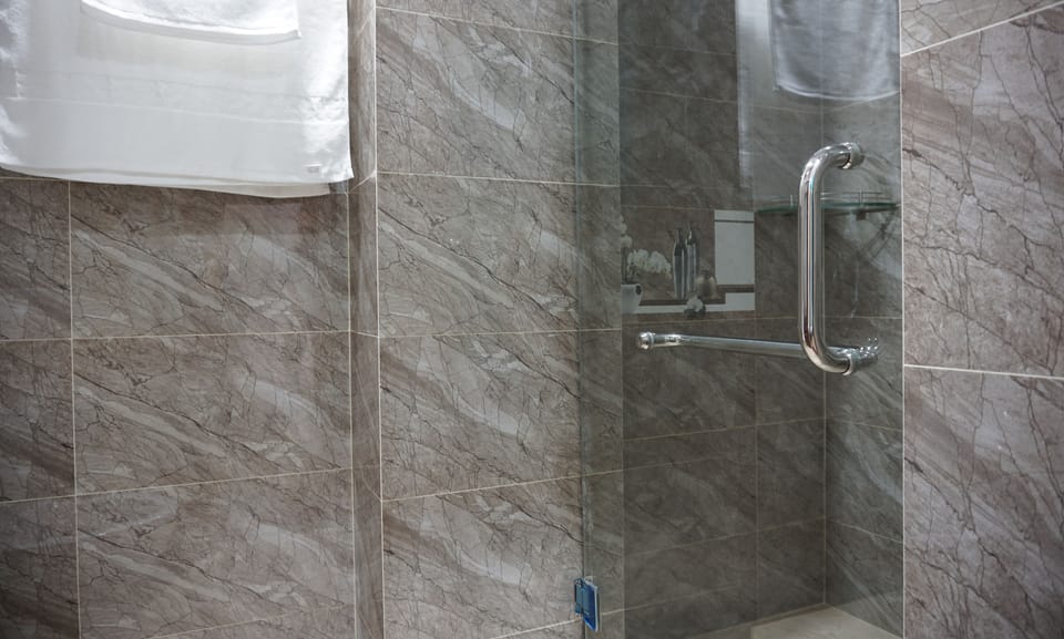 Double Room | Bathroom | Shower, free toiletries, hair dryer, slippers