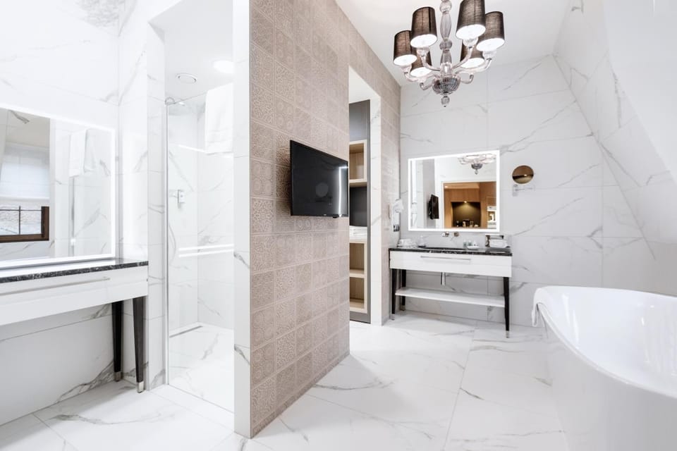 Shower, hydromassage showerhead, hair dryer, slippers