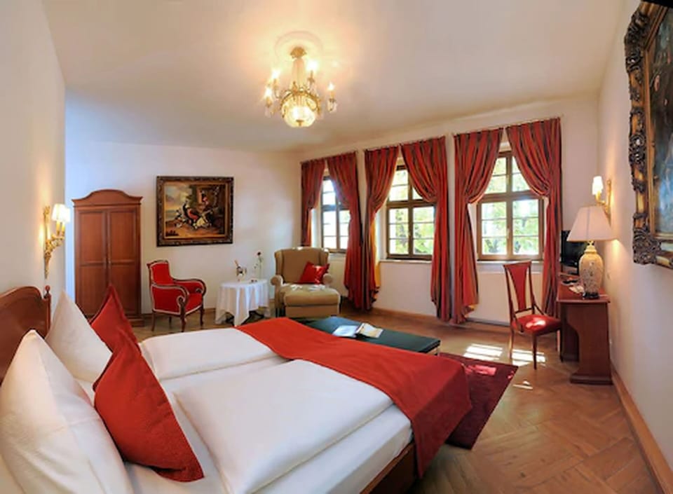 Junior Suite | In-room safe, desk, soundproofing, iron/ironing board