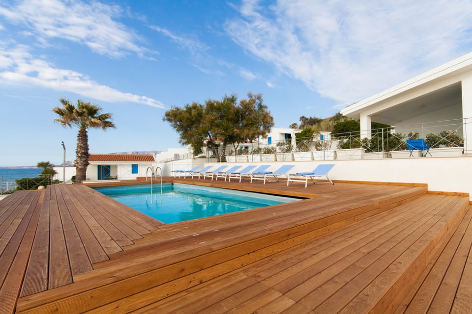 Piscina panoramica comune attrezzata