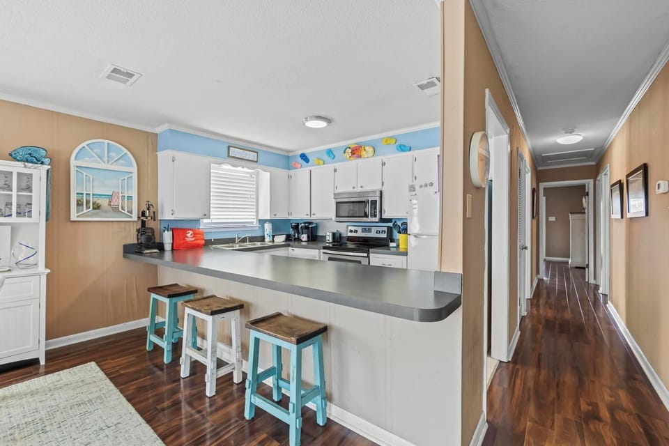 Breakfast bar and kitchen