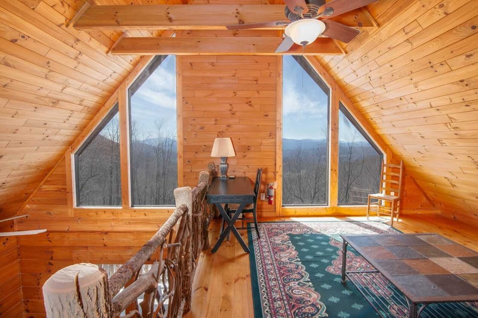 Upstairs Loft with Desk, Mountain Views!
