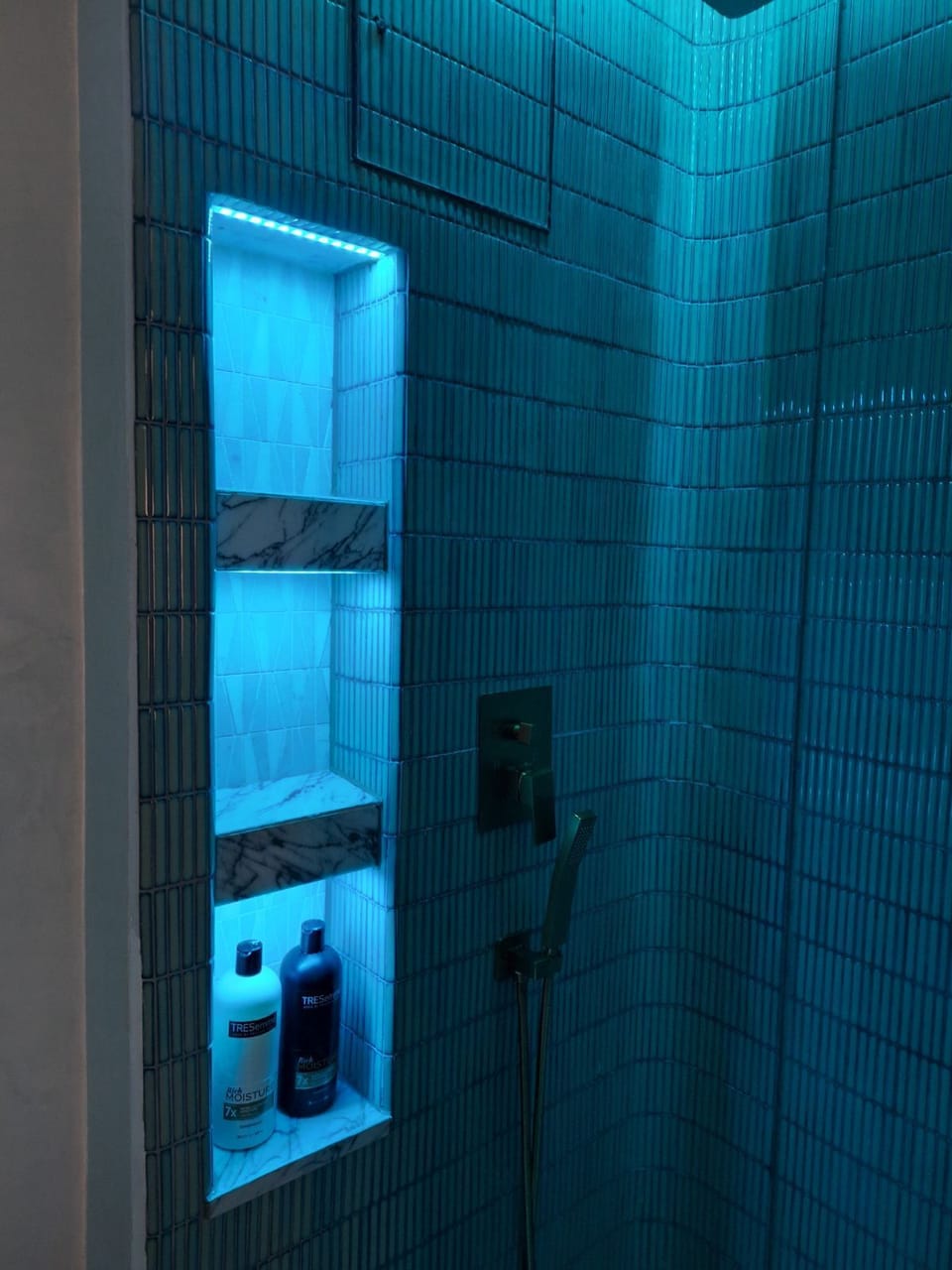 The Turquoise Room | Bathroom | Shower, rainfall showerhead, free toiletries, hair dryer