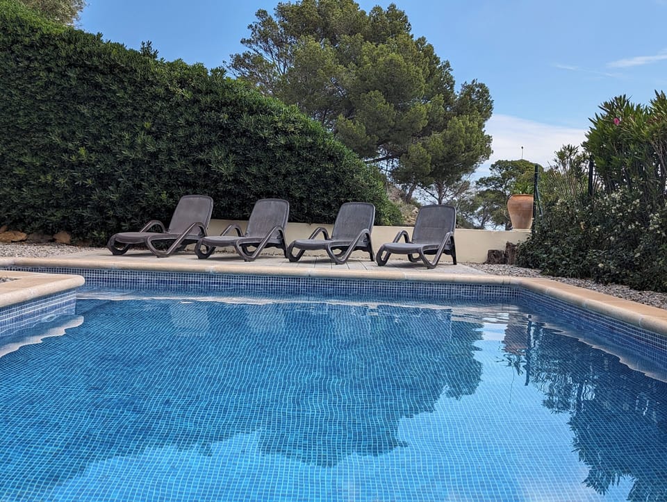 Pool with 4 sunbeds