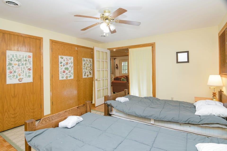 Bedroom 3: "Forest room". Two twin beds.
