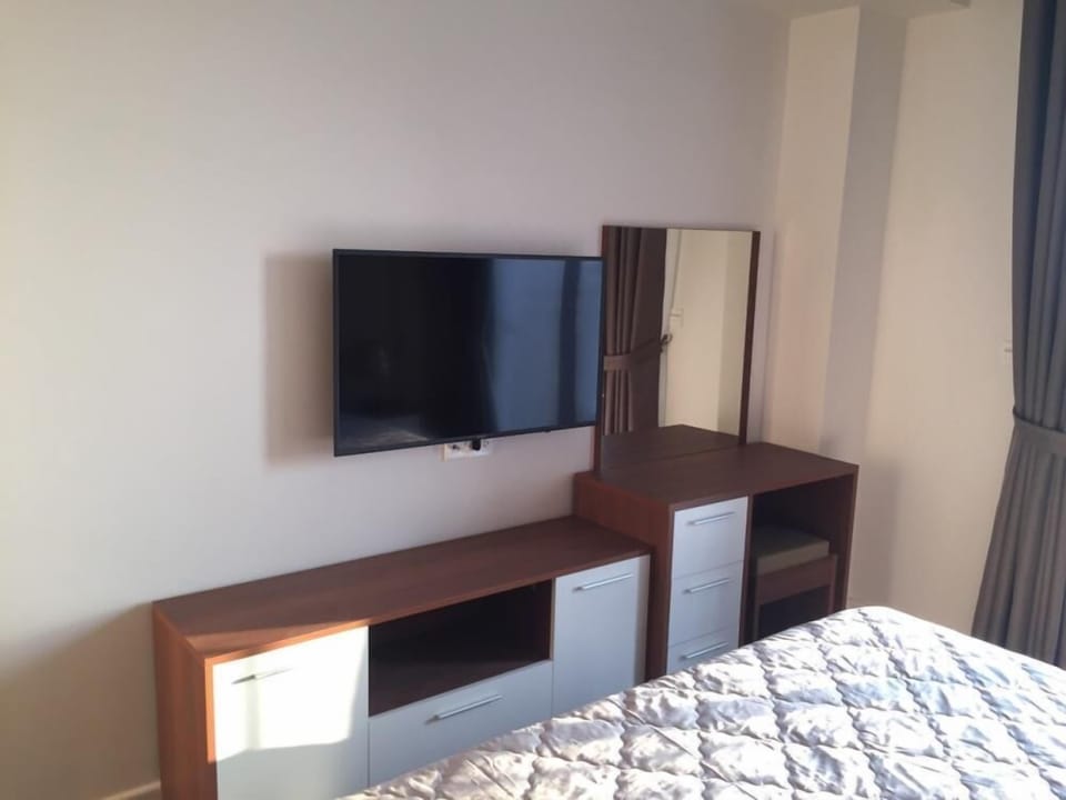 Family Apartment, 2 Bedrooms, Pool Access, Tower | 1 bedroom, individually decorated, individually furnished, desk