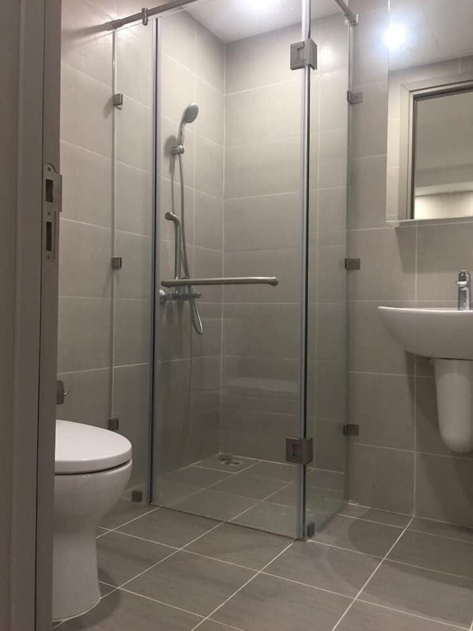 Shower, free toiletries, hair dryer, slippers