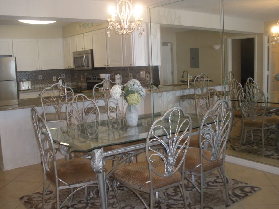 Dining area. Who's hungry???