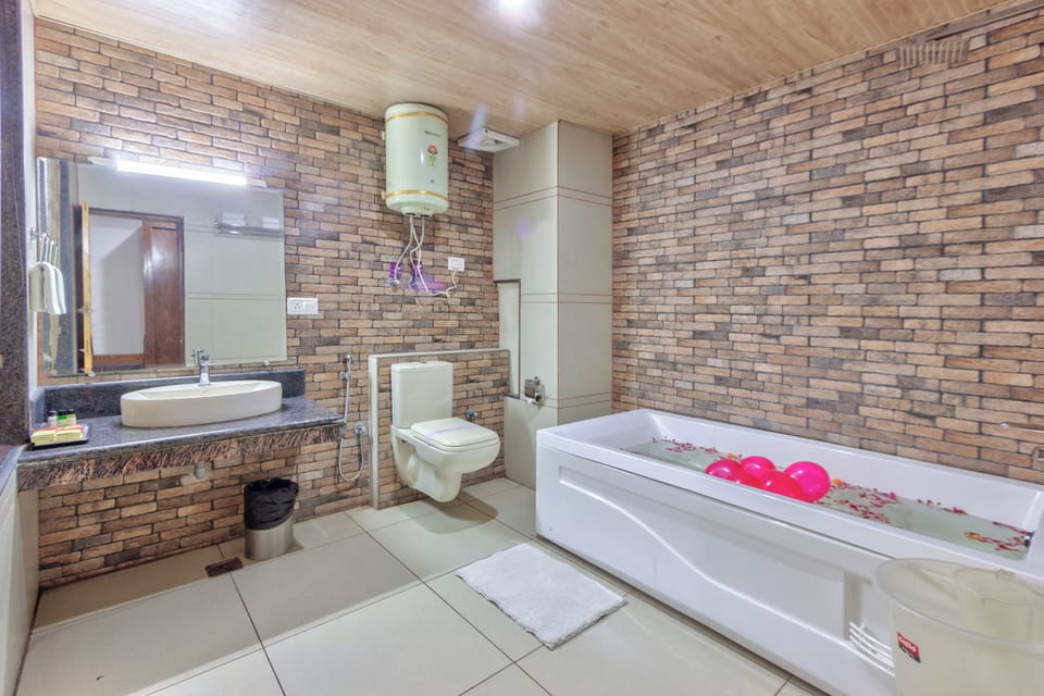 Honeymoon Suite | Bathroom | Shower, free toiletries, slippers, towels