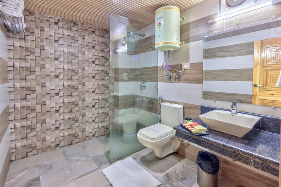 Grand Room | Bathroom | Shower, free toiletries, slippers, towels