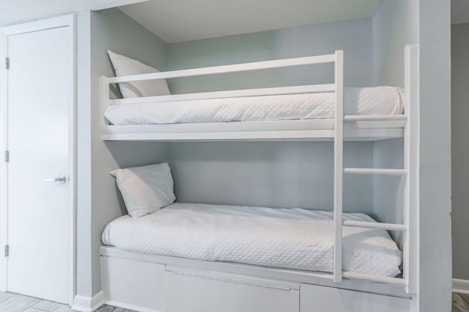18 WW301 HALL BUNKS