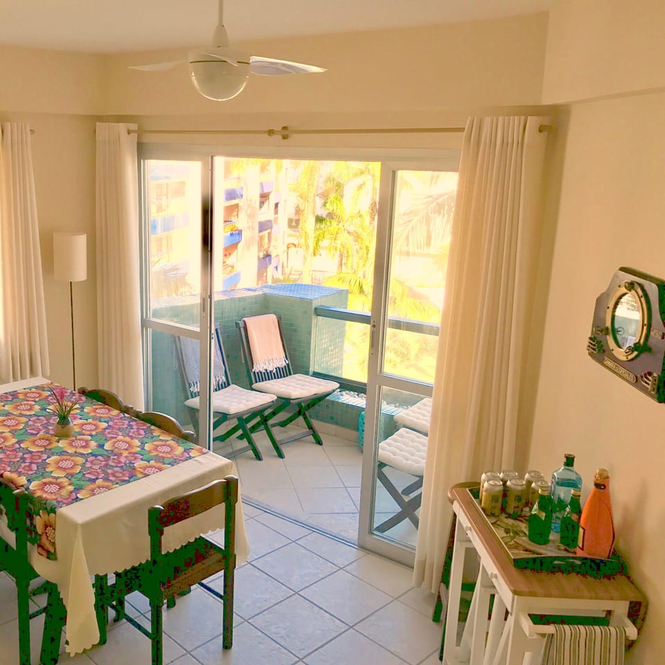 Sala de jantar e varanda com vista para o mar.