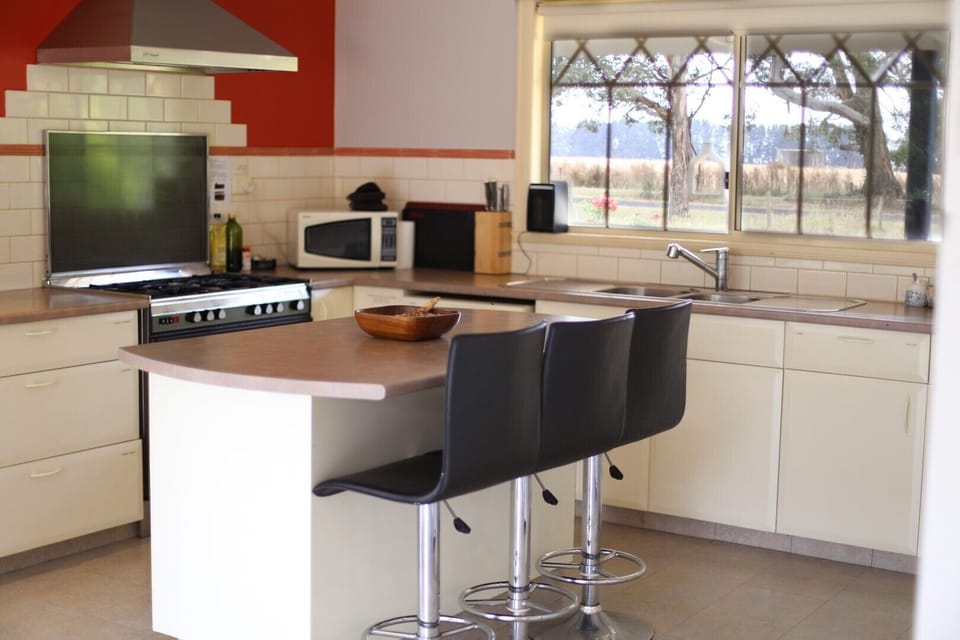 Fully equipped kitchen with oven, stove, microwave and refrigerator