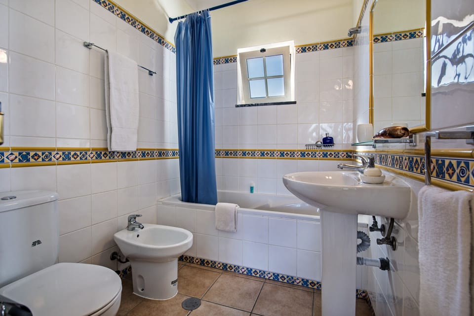 1st floor - Bathroom with bath-shower and toilet