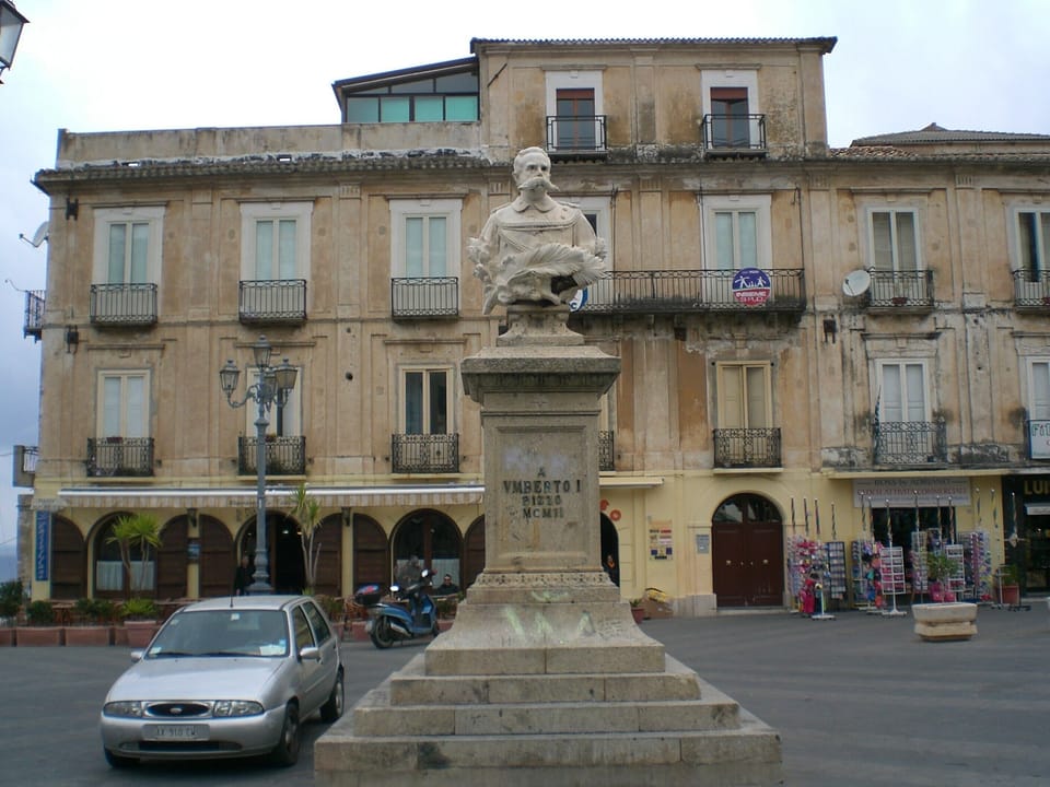 Monument in The Piazza