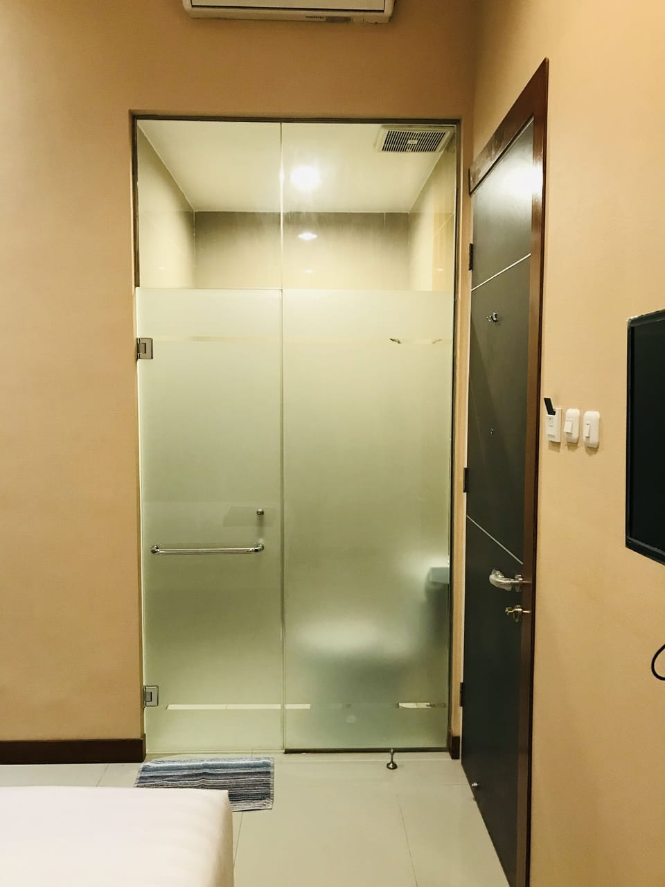 Shower, free toiletries, slippers