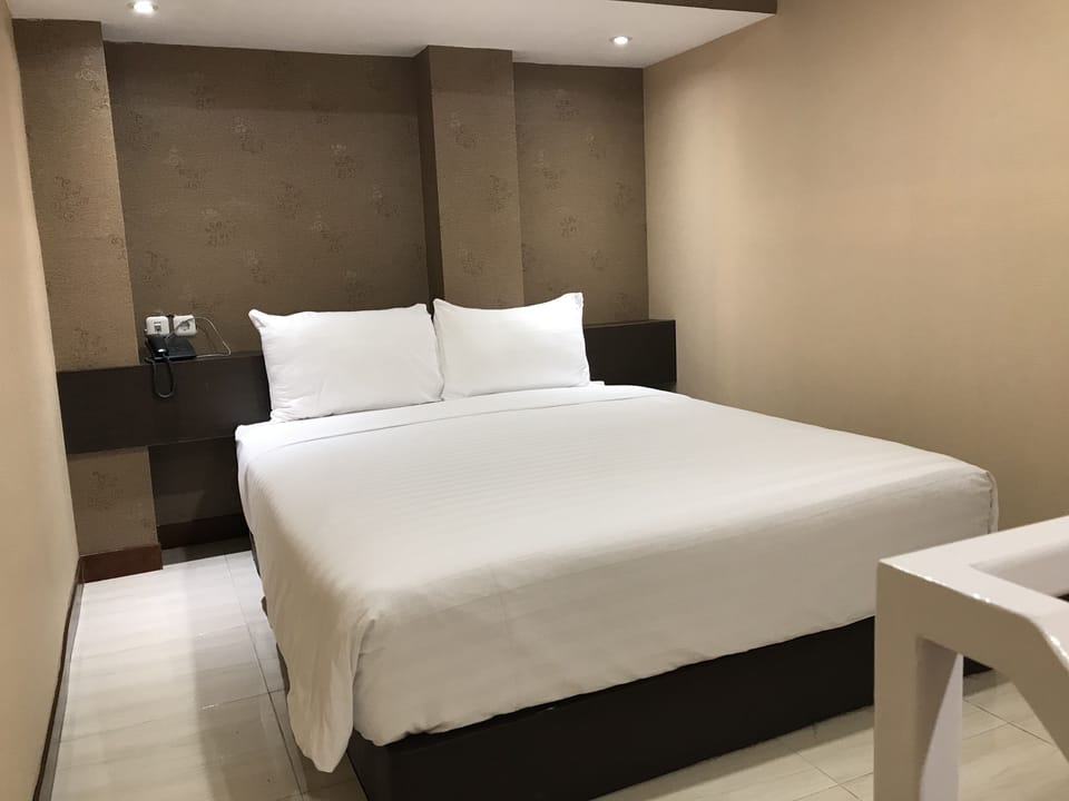 Family Room | Egyptian cotton sheets, premium bedding, desk, laptop workspace
