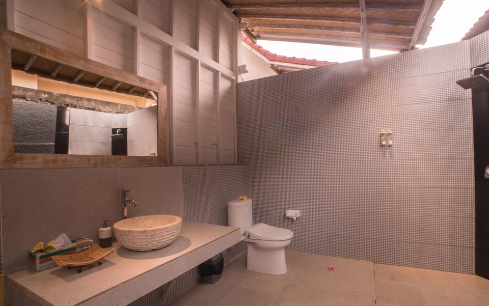 Deluxe Bungalow, 1 King Bed, Garden View | Bathroom | Shower, free toiletries, towels