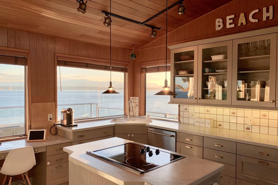 Washing dishes has never been this much fun. Fully equipped kitchen.