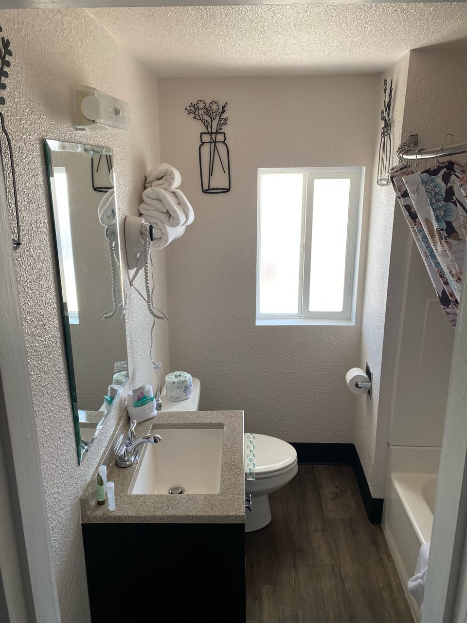 Basic Single Room | Bathroom | Combined shower/tub, free toiletries, hair dryer, towels