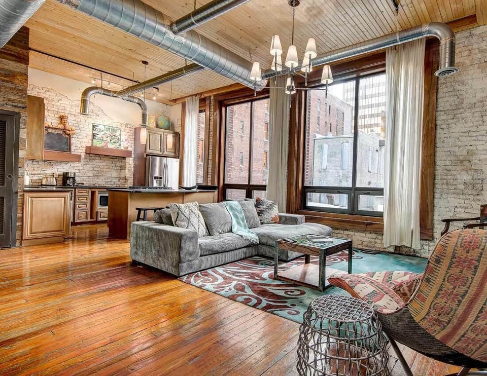 Spacious Flat Loft – 1 Bedroom / 1 Bath with Fireplace