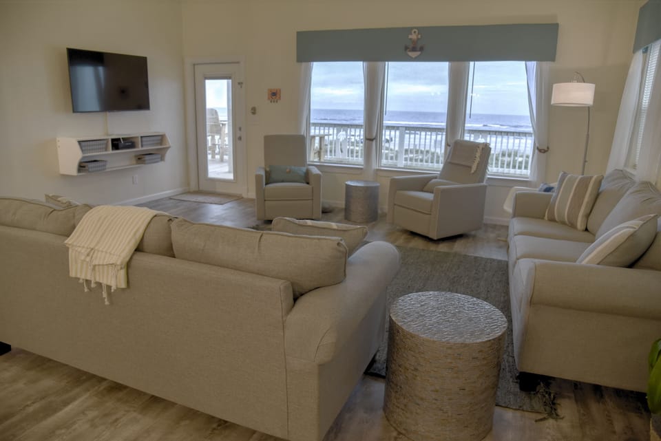Expansive ocean view from living room! Flat screen TV, 2 recliners, sleeper sofa