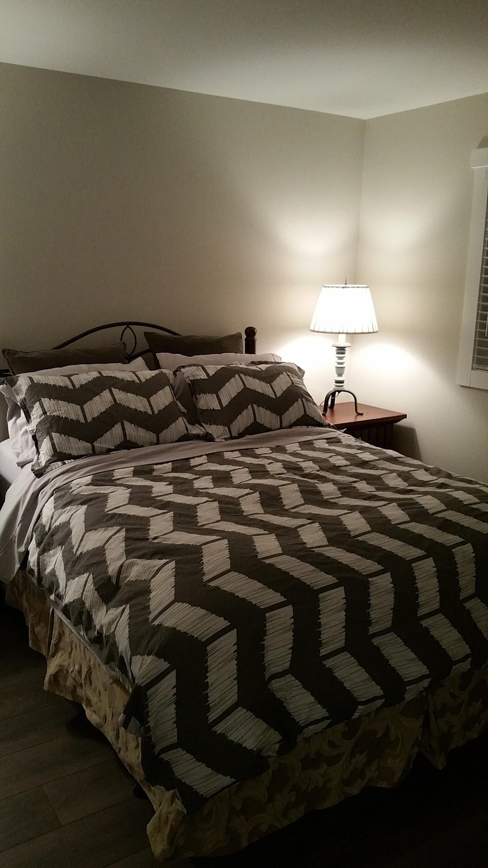 Spacious one bedroom with queen size bed and cheater ensuite bathroom