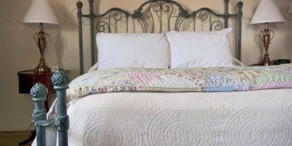 Cochran-30 | Iron/ironing board, free WiFi, bed sheets